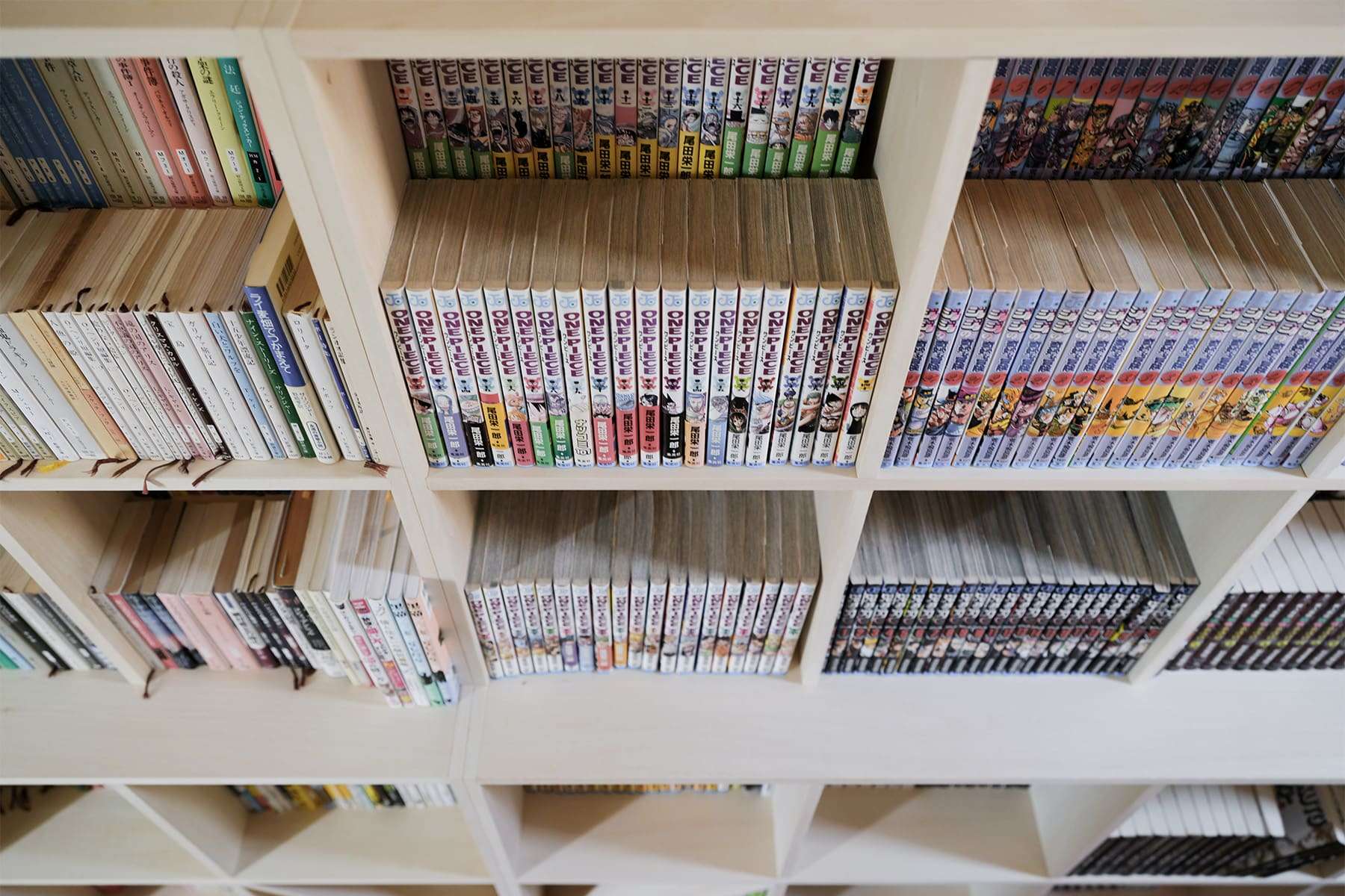 階段状に奥行が変化する書棚 - Shelf 壁一面の本棚 - マルゲリータお客様事例