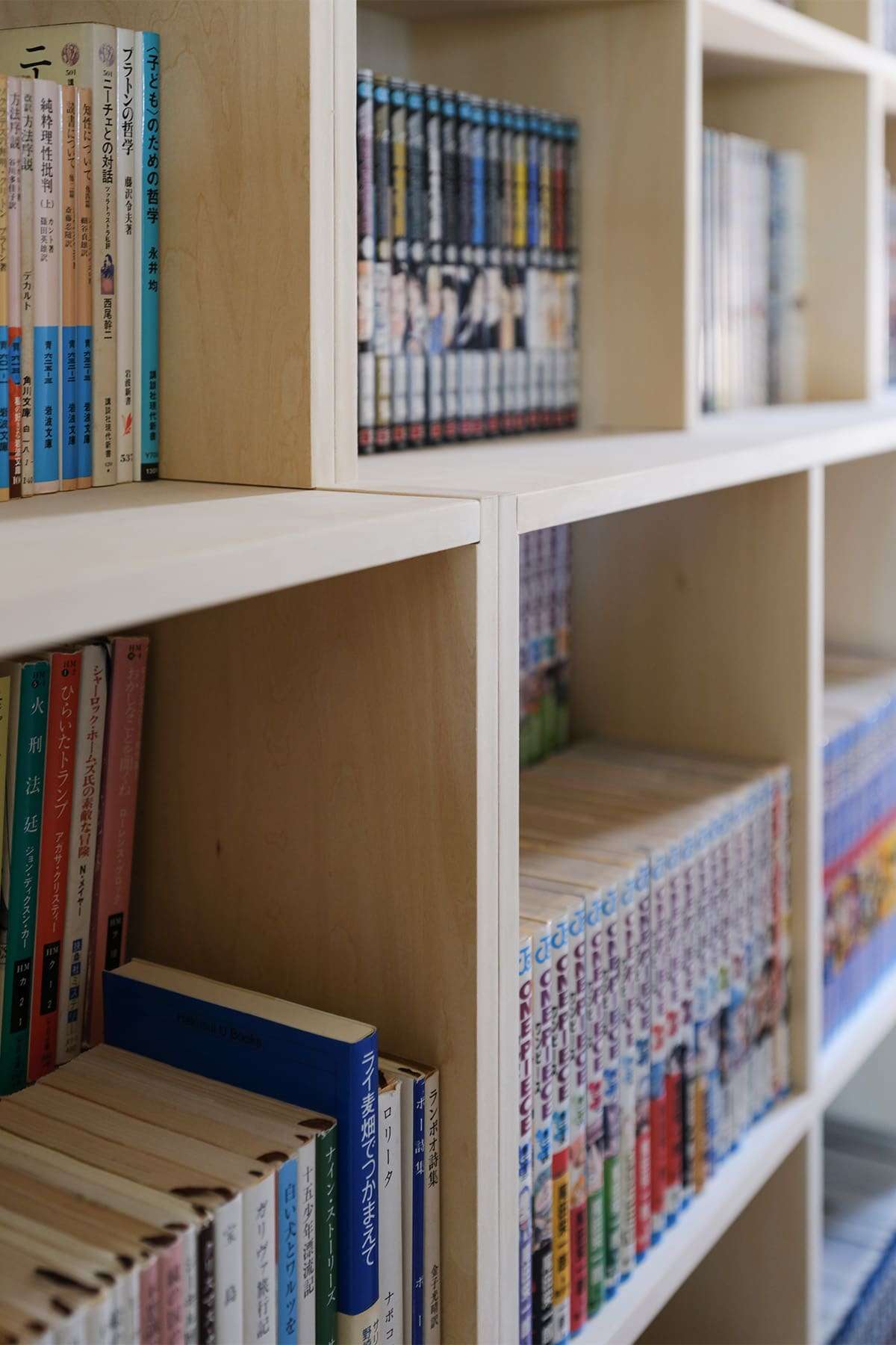 階段状に奥行が変化する書棚 - Shelf 壁一面の本棚 - マルゲリータお客様事例