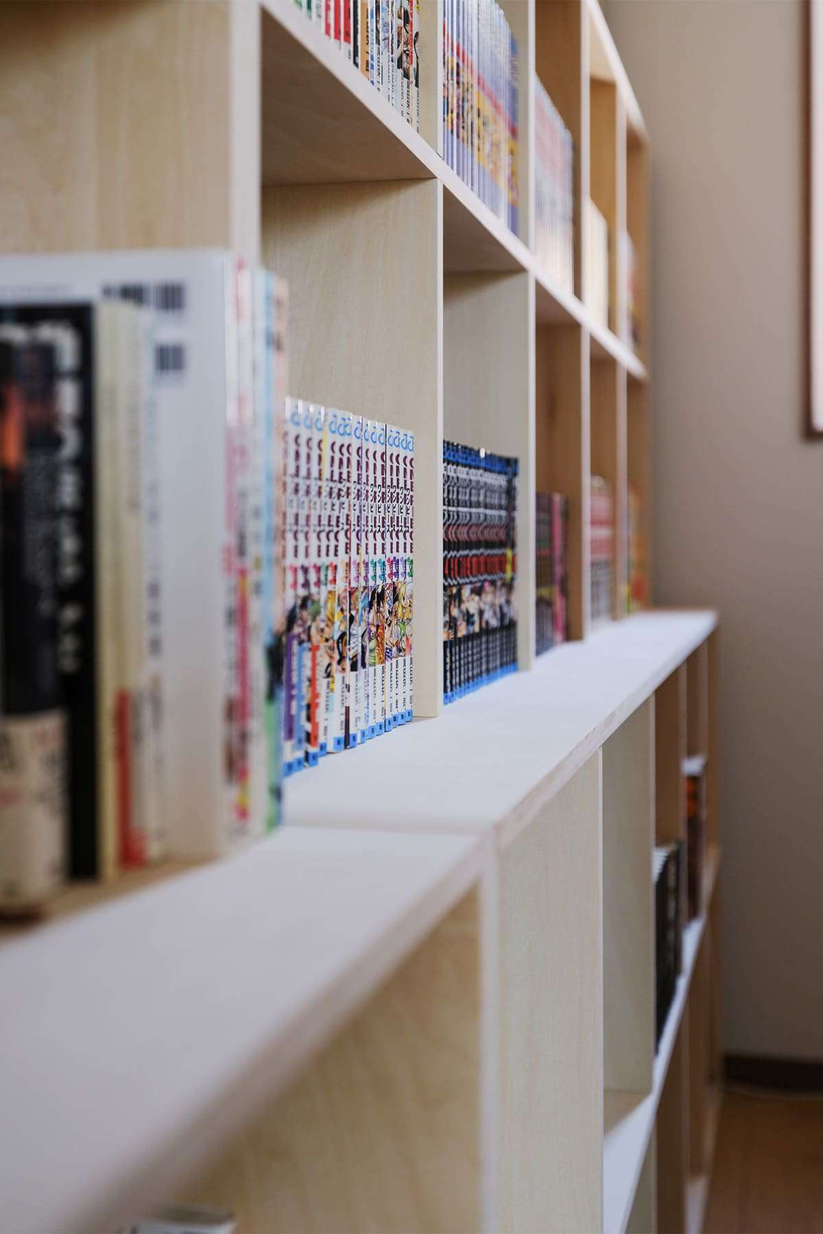 階段状に奥行が変化する書棚 - Shelf 壁一面の本棚 - マルゲリータお客様事例
