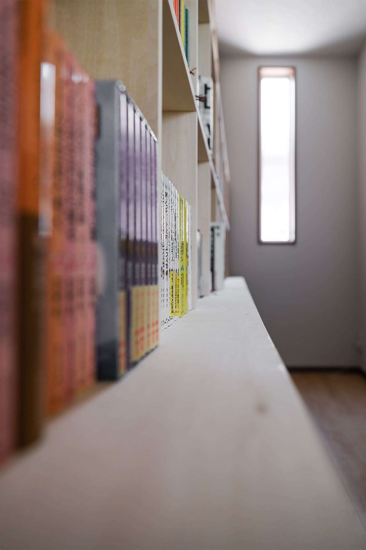 階段状に奥行が変化する書棚 - Shelf 壁一面の本棚 - マルゲリータお客様事例