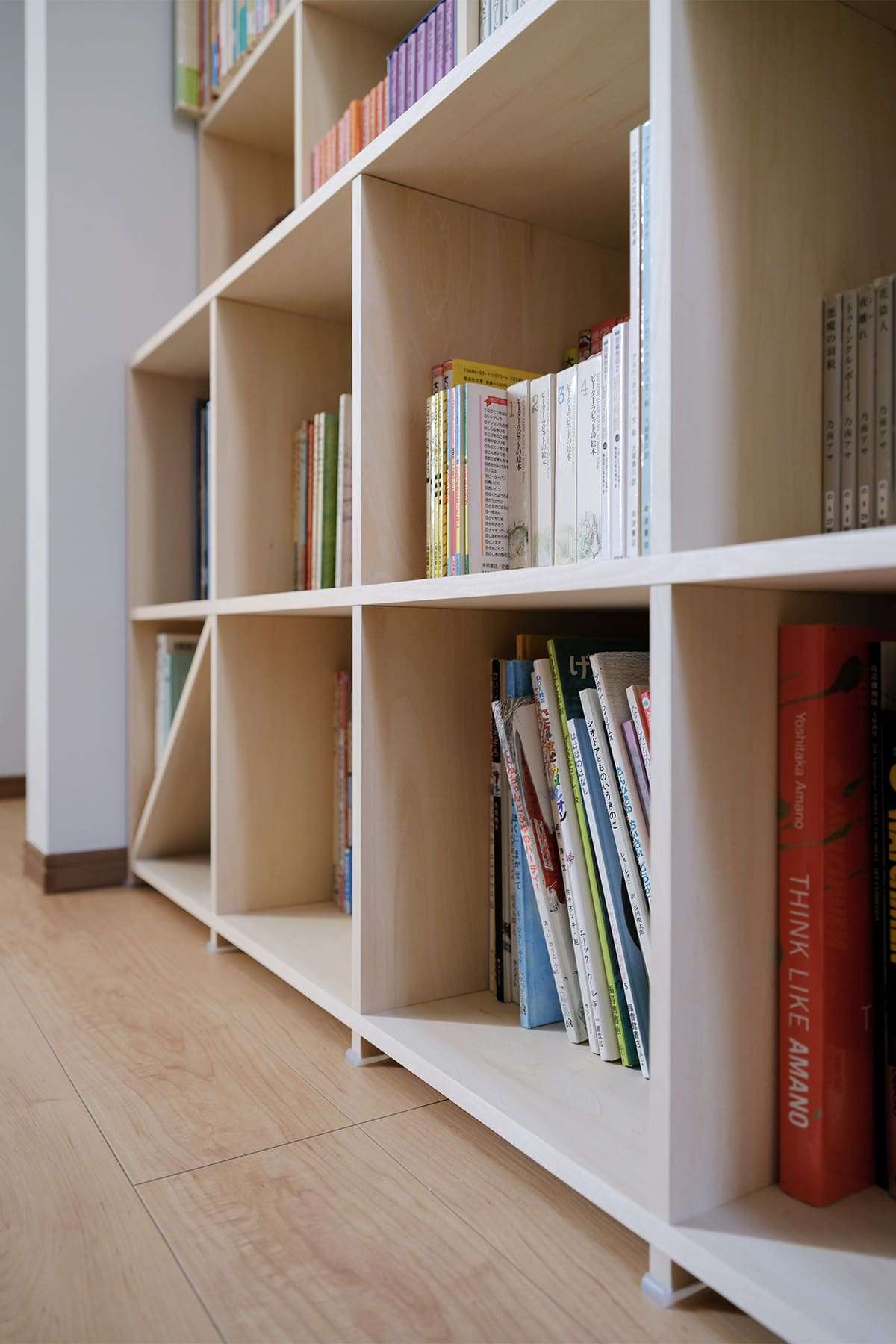 階段状に奥行が変化する書棚 - Shelf 壁一面の本棚 - マルゲリータお客様事例