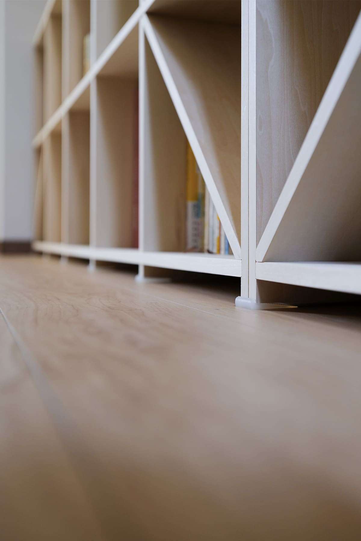 階段状に奥行が変化する書棚 - Shelf 壁一面の本棚 - マルゲリータお客様事例