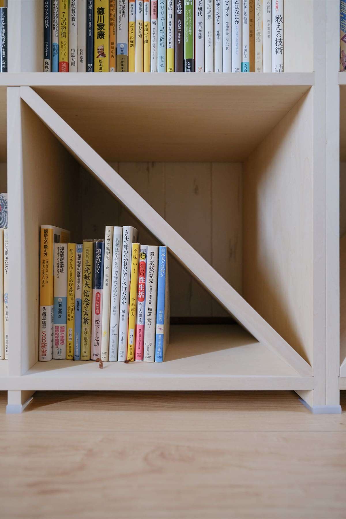 階段状に奥行が変化する書棚 - Shelf 壁一面の本棚 - マルゲリータお客様事例