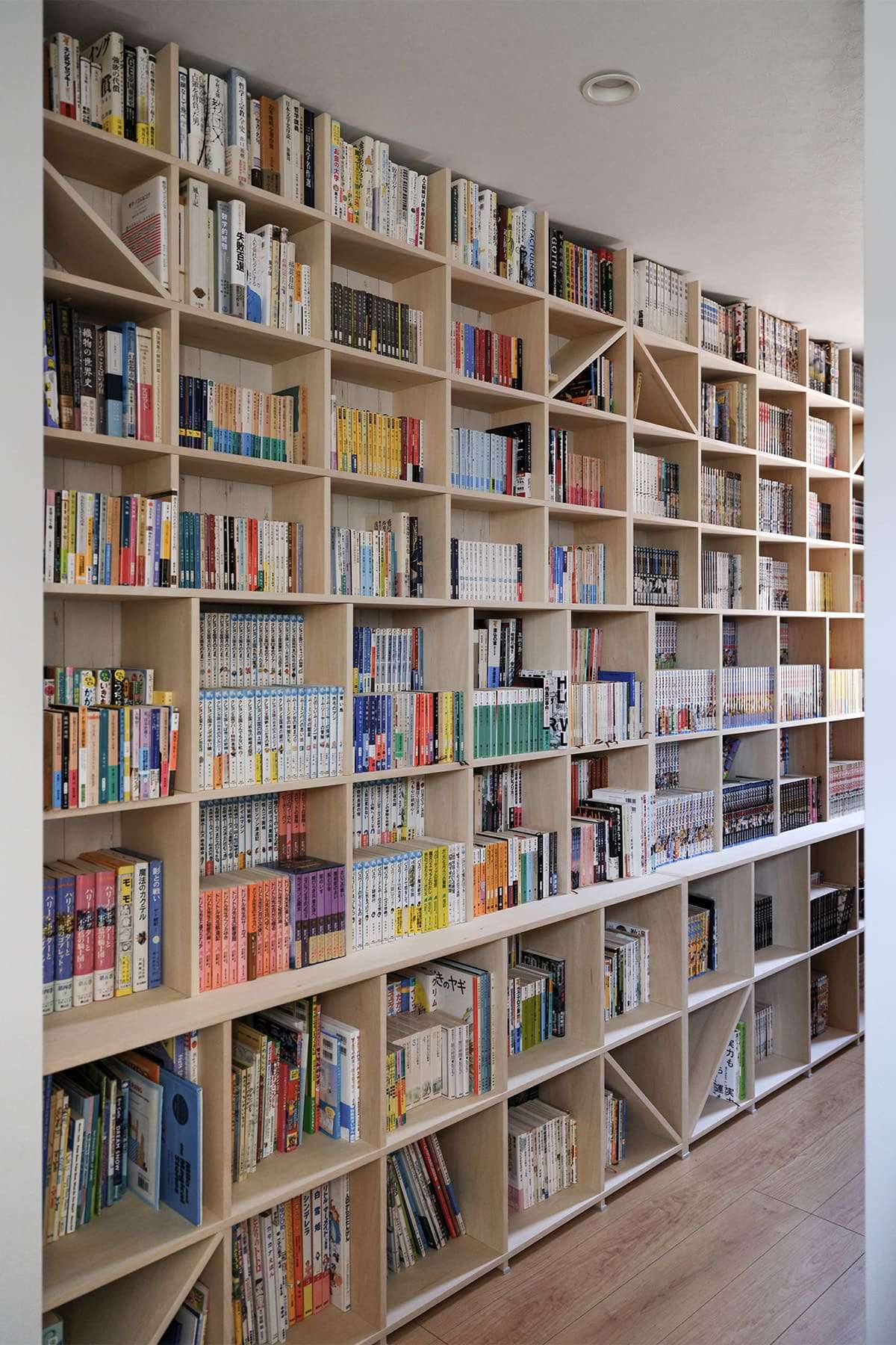 階段状に奥行が変化する書棚 - Shelf 壁一面の本棚 - マルゲリータお客様事例