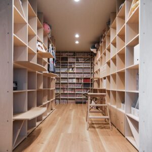 猫と暮らすL字型ライブラリー空間 - Shelf 壁一面の本棚 奥行350mm / 壁一面のコミック本棚 奥行180mm - マルゲリータお客様事例