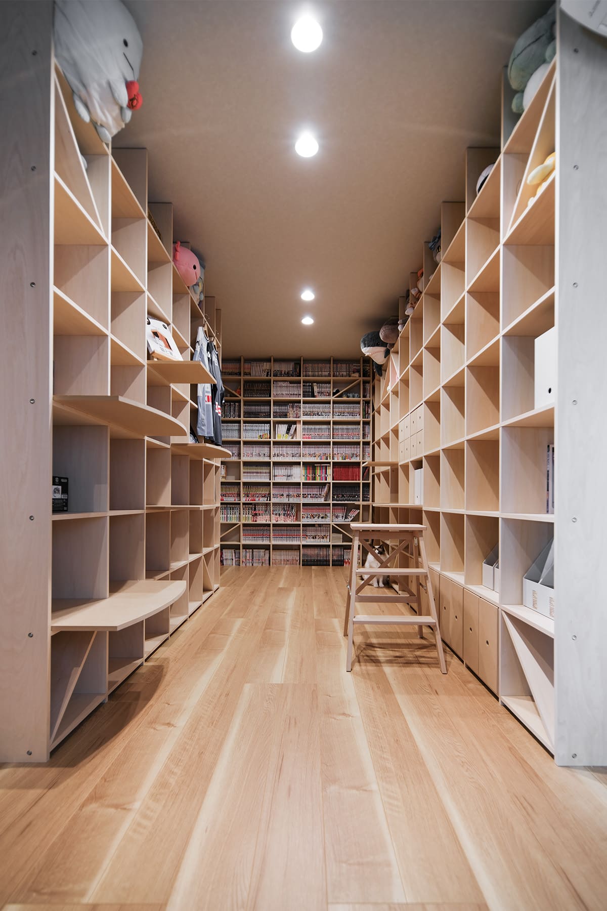 猫と暮らすL字型ライブラリー空間 - Shelf 壁一面の本棚 奥行350mm / 壁一面のコミック本棚 奥行180mm - マルゲリータお客様事例
