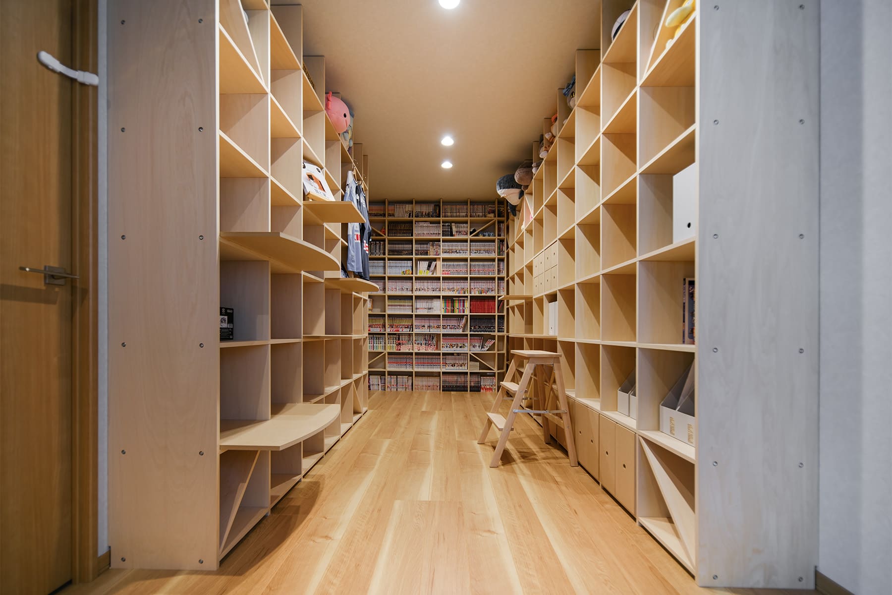 猫と暮らすL字型ライブラリー空間 - Shelf 壁一面の本棚 奥行350mm / 壁一面のコミック本棚 奥行180mm - マルゲリータお客様事例
