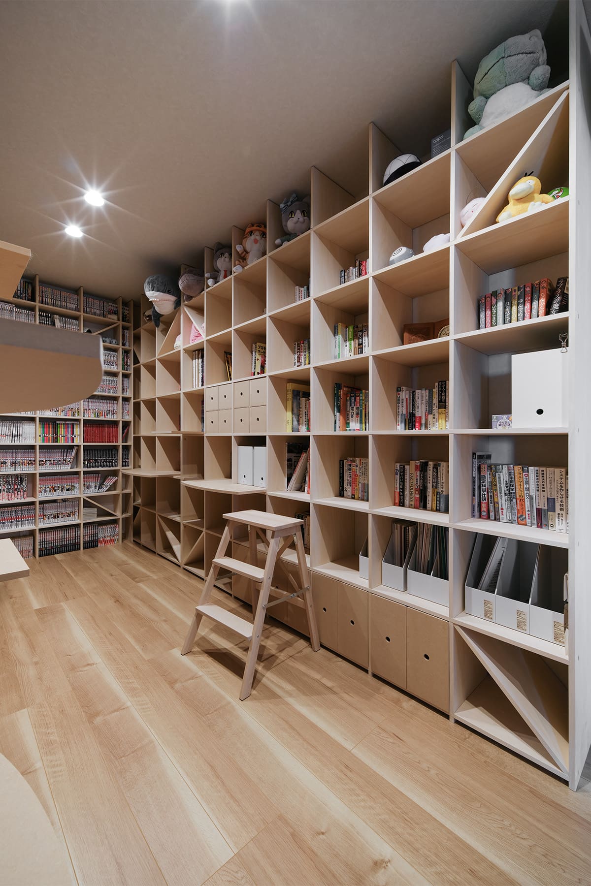 猫と暮らすL字型ライブラリー空間 - Shelf 壁一面の本棚 奥行350mm / 壁一面のコミック本棚 奥行180mm - マルゲリータお客様事例