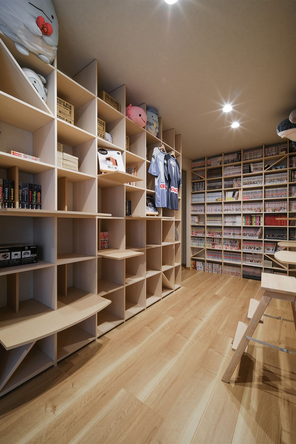 猫と暮らすL字型ライブラリー空間 - Shelf 壁一面の本棚 奥行350mm / 壁一面のコミック本棚 奥行180mm - マルゲリータお客様事例