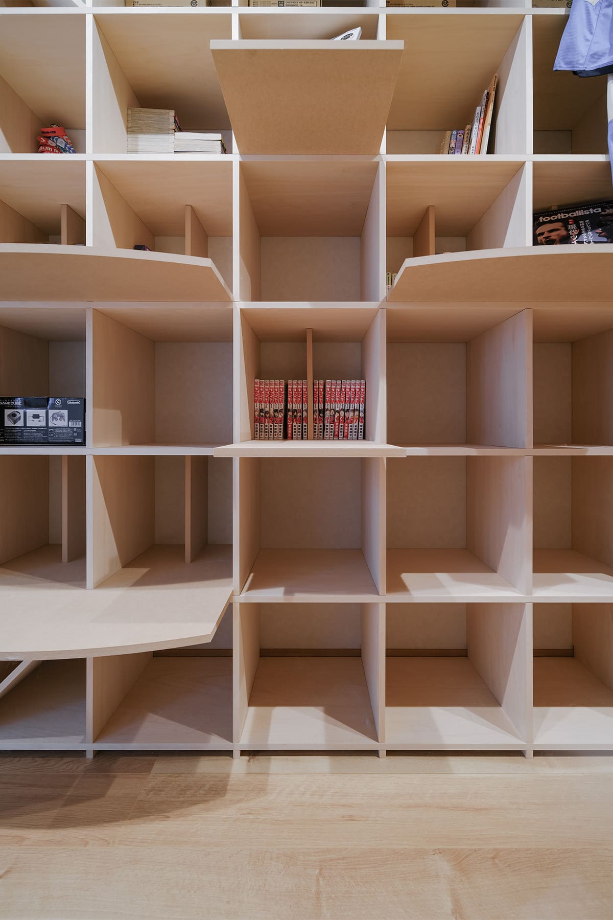 猫と暮らすL字型ライブラリー空間 - Shelf 壁一面の本棚 奥行350mm / 壁一面のコミック本棚 奥行180mm - マルゲリータお客様事例