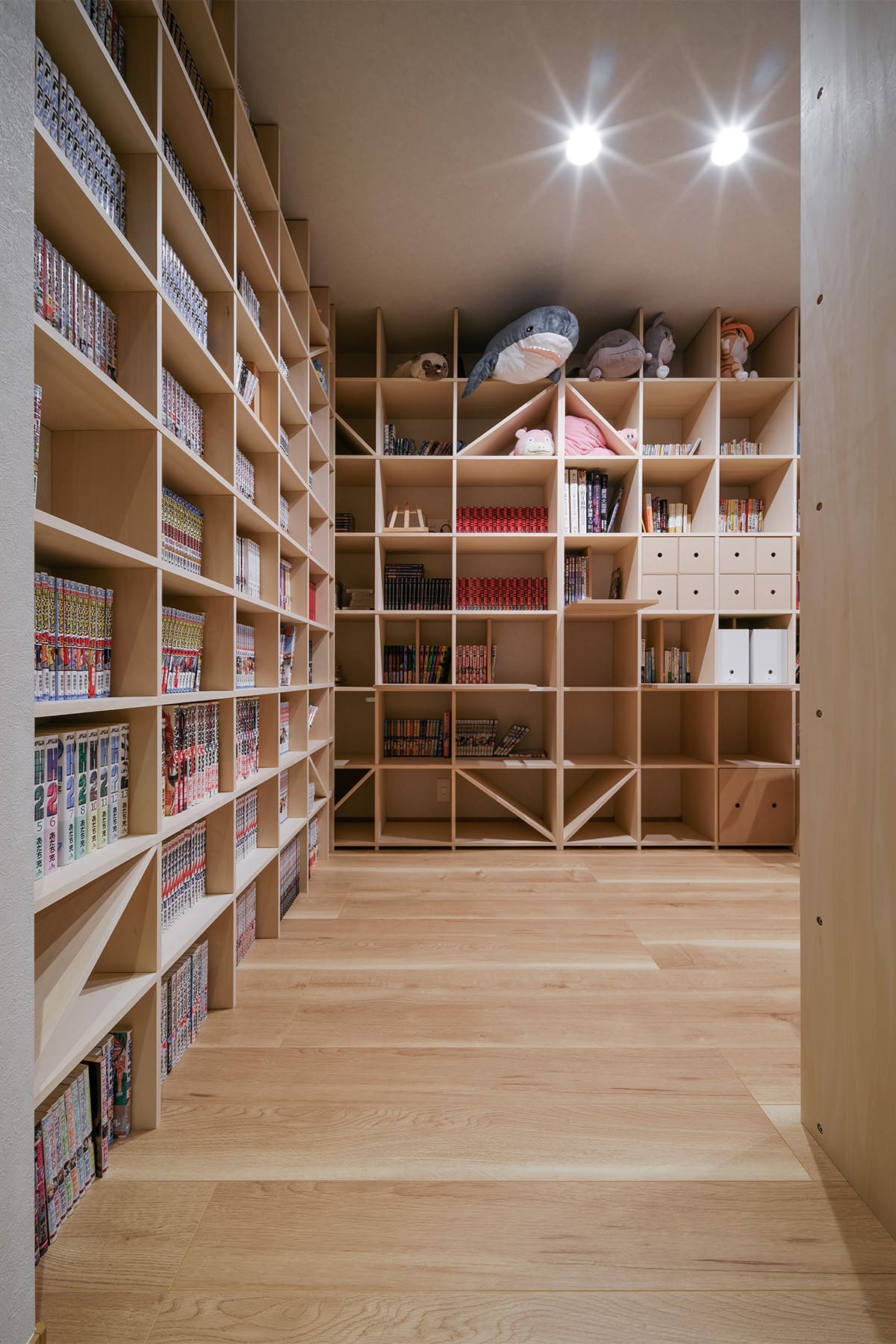 猫と暮らすL字型ライブラリー空間 - Shelf 壁一面の本棚 奥行350mm / 壁一面のコミック本棚 奥行180mm - マルゲリータお客様事例