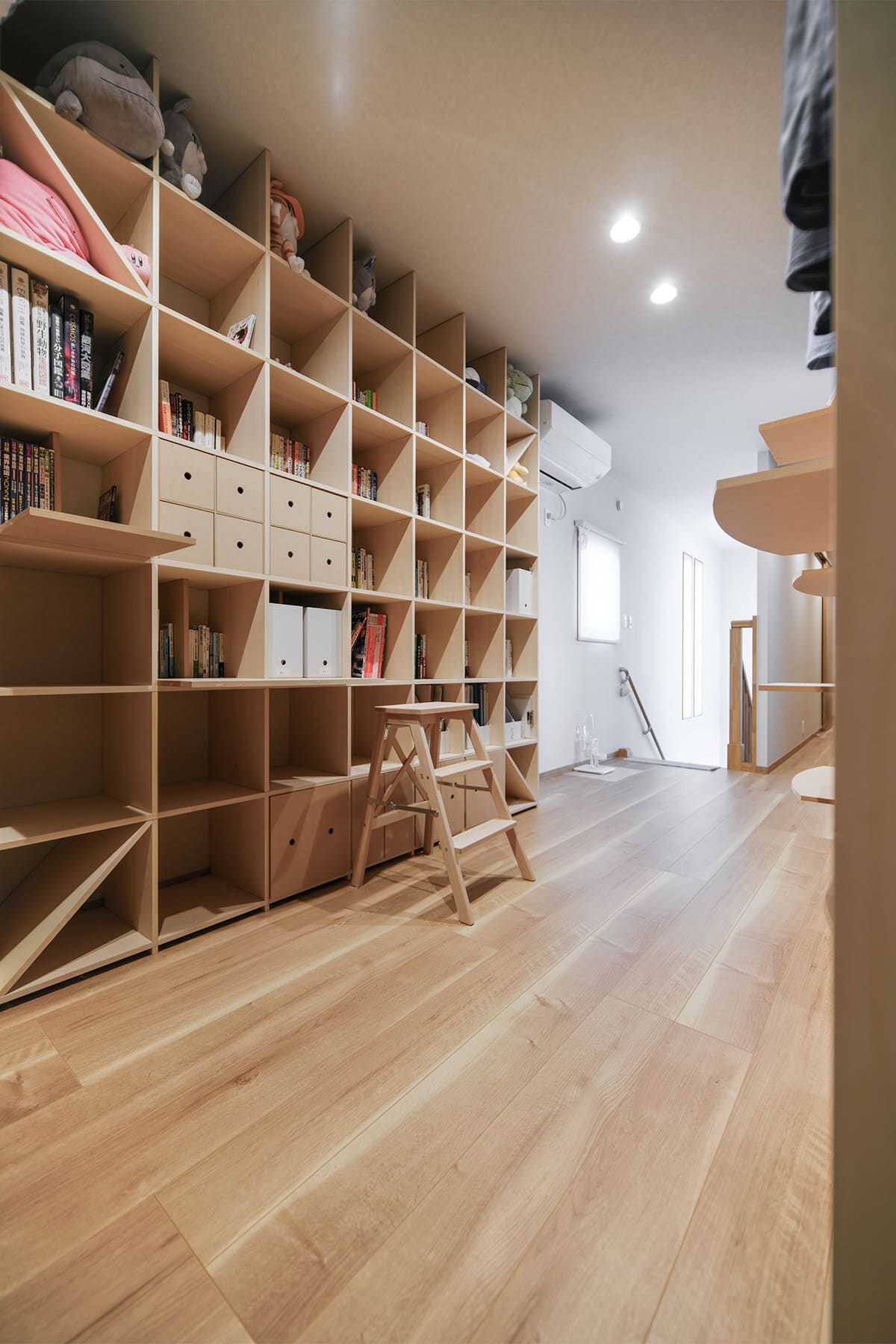 猫と暮らすL字型ライブラリー空間 - Shelf 壁一面の本棚 奥行350mm / 壁一面のコミック本棚 奥行180mm - マルゲリータお客様事例