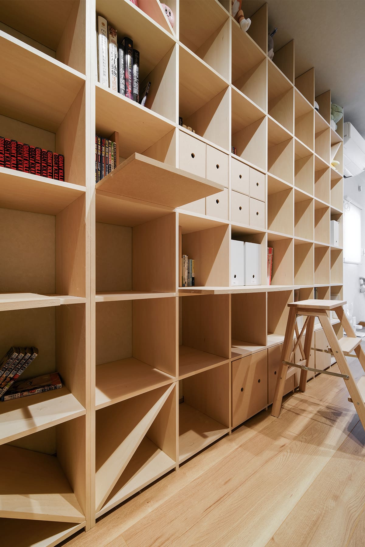 猫と暮らすL字型ライブラリー空間 - Shelf 壁一面の本棚 奥行350mm / 壁一面のコミック本棚 奥行180mm - マルゲリータお客様事例