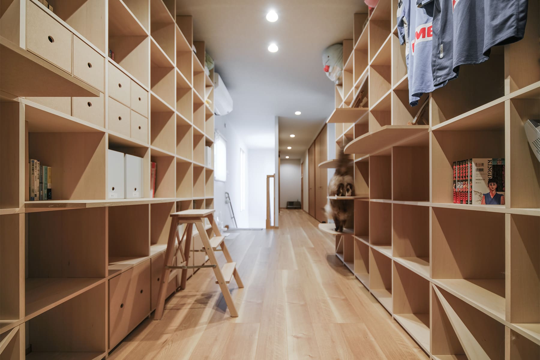 猫と暮らすL字型ライブラリー空間 - Shelf 壁一面の本棚 奥行350mm / 壁一面のコミック本棚 奥行180mm - マルゲリータお客様事例