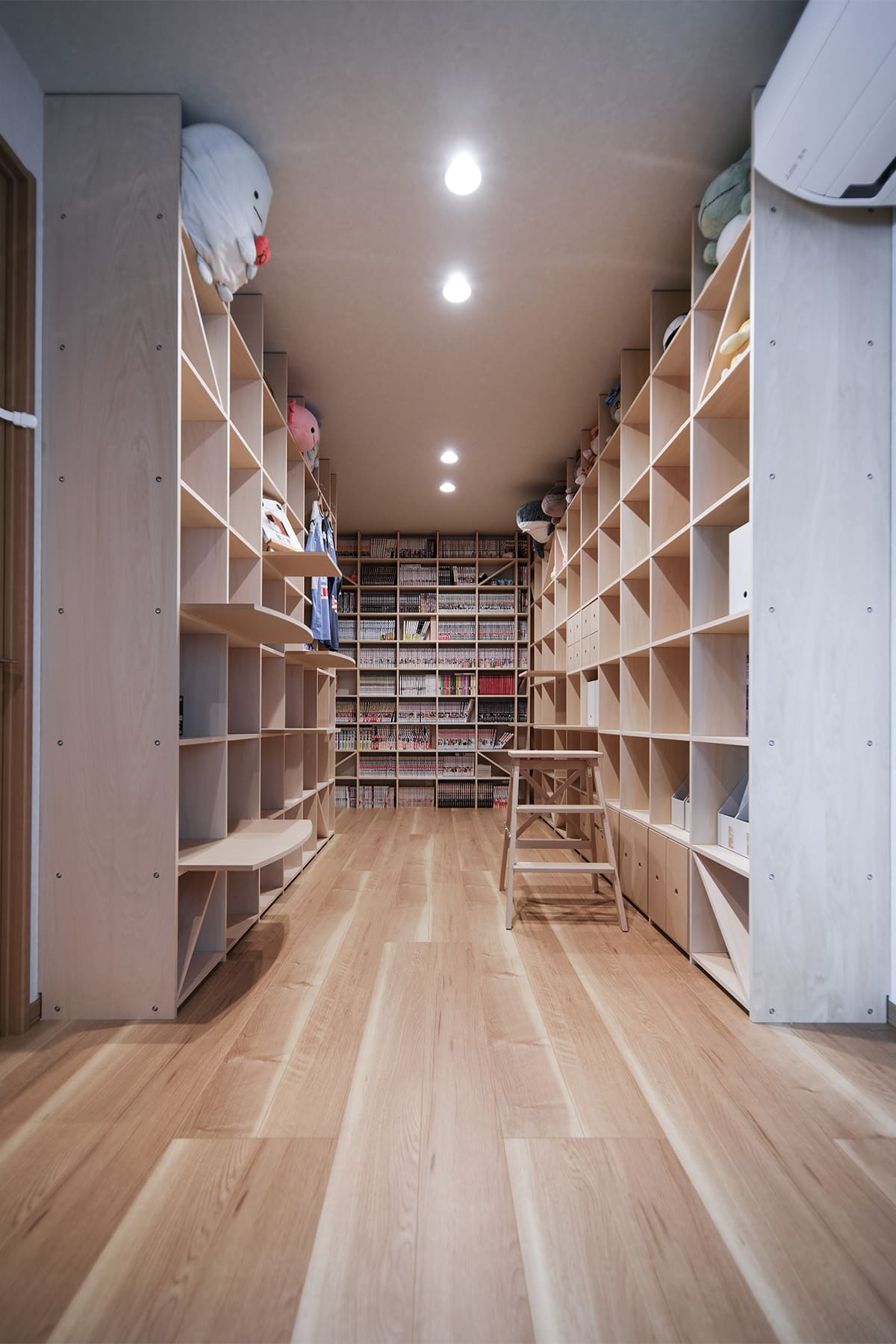 猫と暮らすL字型ライブラリー空間 - Shelf 壁一面の本棚 奥行350mm / 壁一面のコミック本棚 奥行180mm - マルゲリータお客様事例