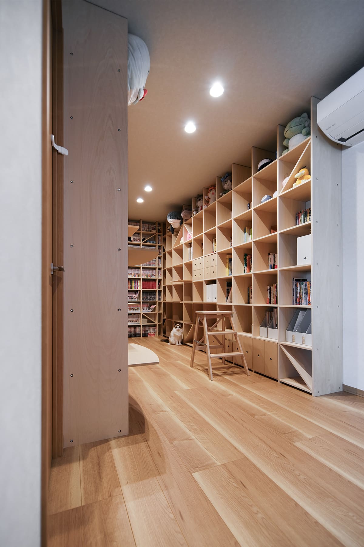 猫と暮らすL字型ライブラリー空間 - Shelf 壁一面の本棚 奥行350mm / 壁一面のコミック本棚 奥行180mm - マルゲリータお客様事例