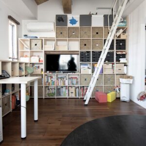 リビングからロフトへと連続する空間に - Shelf 壁一面の本棚 奥行350 / ロータイプ本棚 - マルゲリータお客様事例