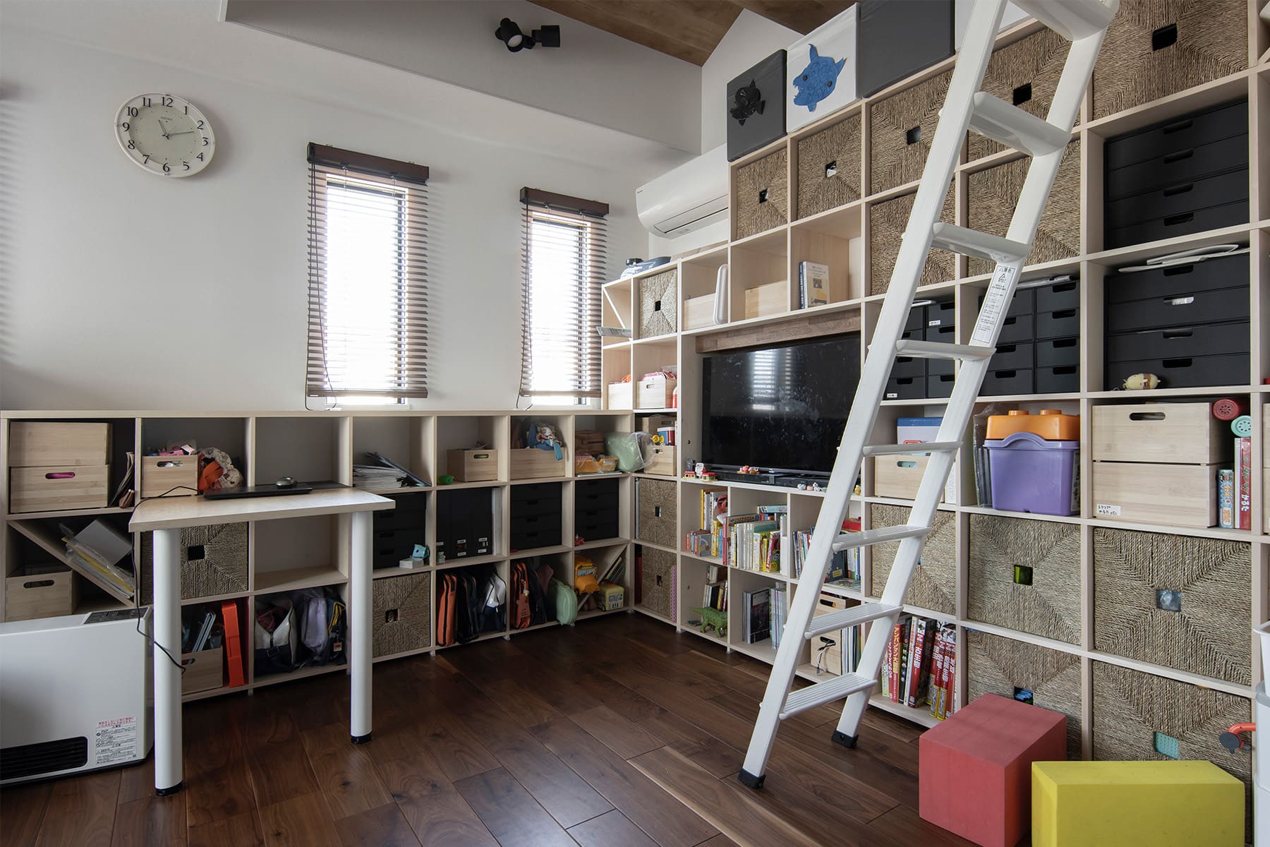 リビングからロフトへと連続する空間に - Shelf 壁一面の本棚 奥行350 / ロータイプ本棚 - マルゲリータお客様事例