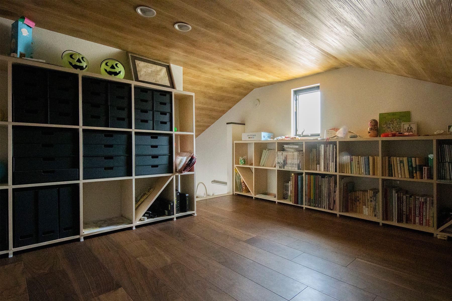 リビングからロフトへと連続する空間に - Shelf 壁一面の本棚 奥行350 / ロータイプ本棚 - マルゲリータお客様事例