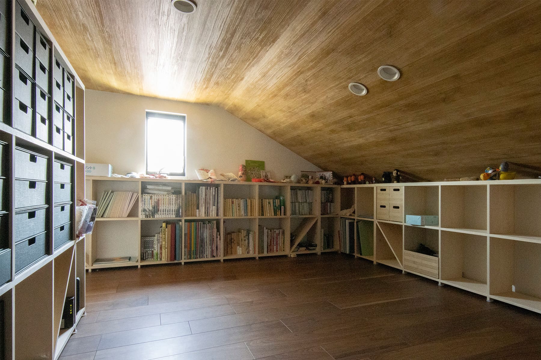 リビングからロフトへと連続する空間に - Shelf 壁一面の本棚 奥行350 / ロータイプ本棚 - マルゲリータお客様事例
