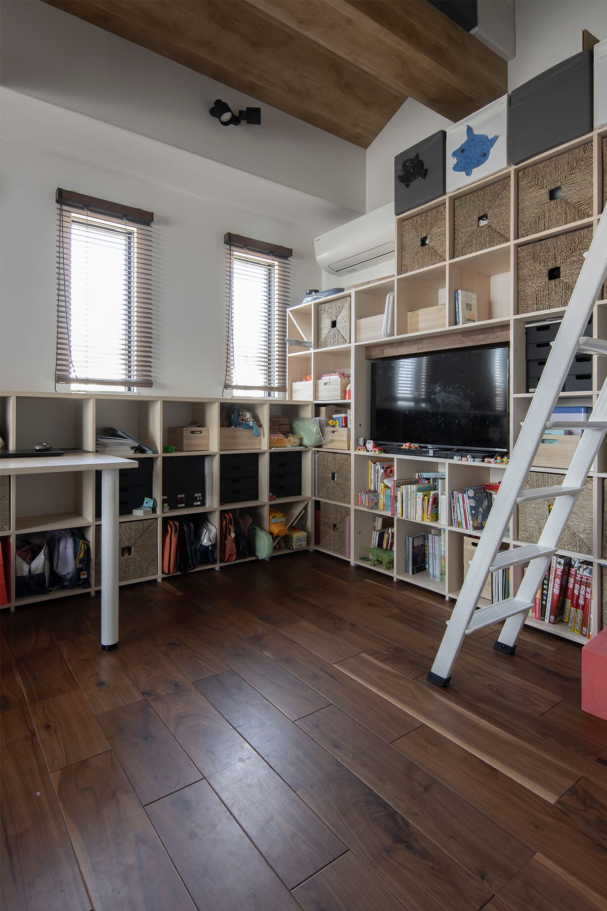 リビングからロフトへと連続する空間に - Shelf 壁一面の本棚 奥行350 / ロータイプ本棚 - マルゲリータお客様事例