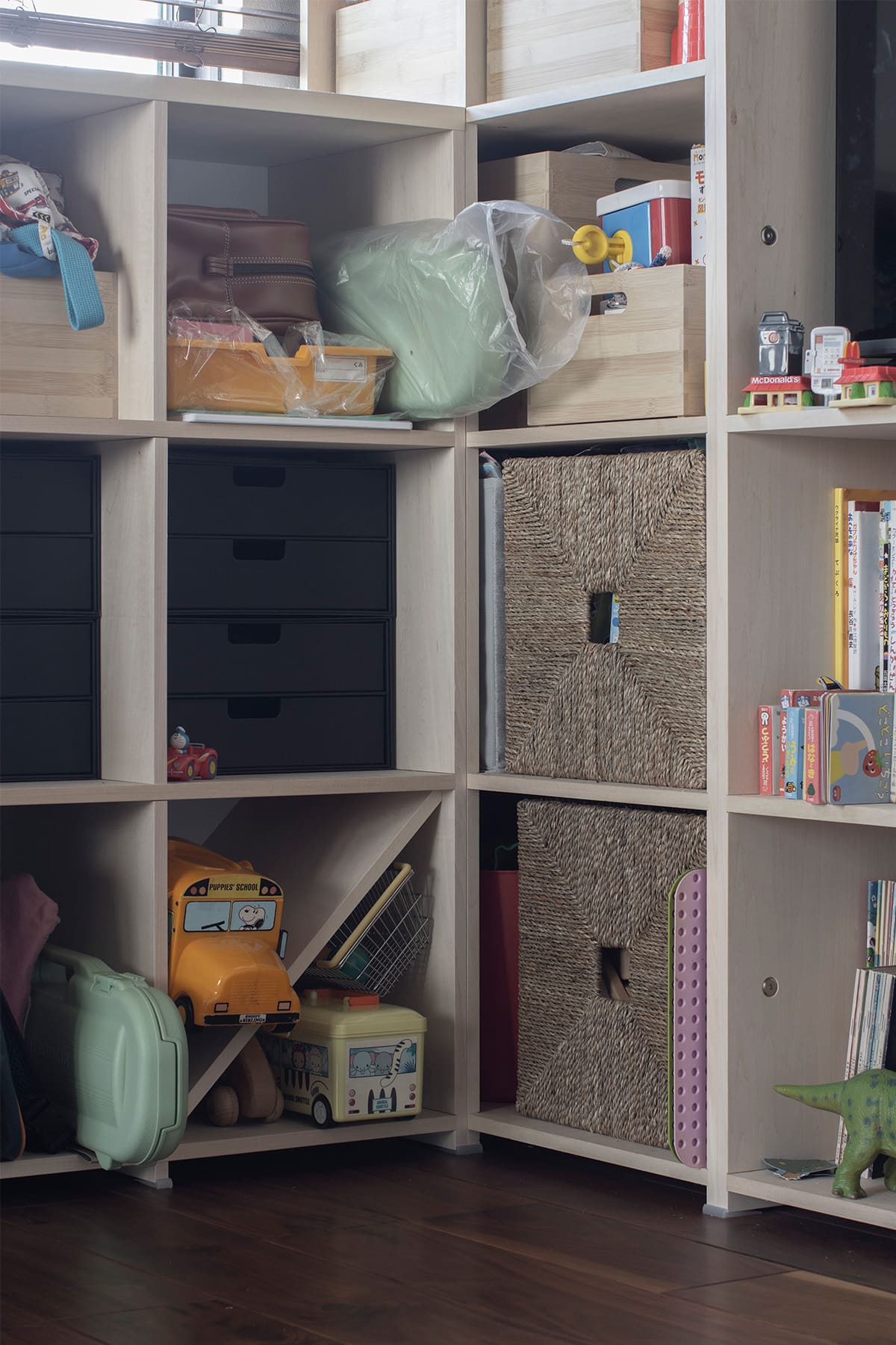 リビングからロフトへと連続する空間に - Shelf 壁一面の本棚 奥行350 / ロータイプ本棚 - マルゲリータお客様事例