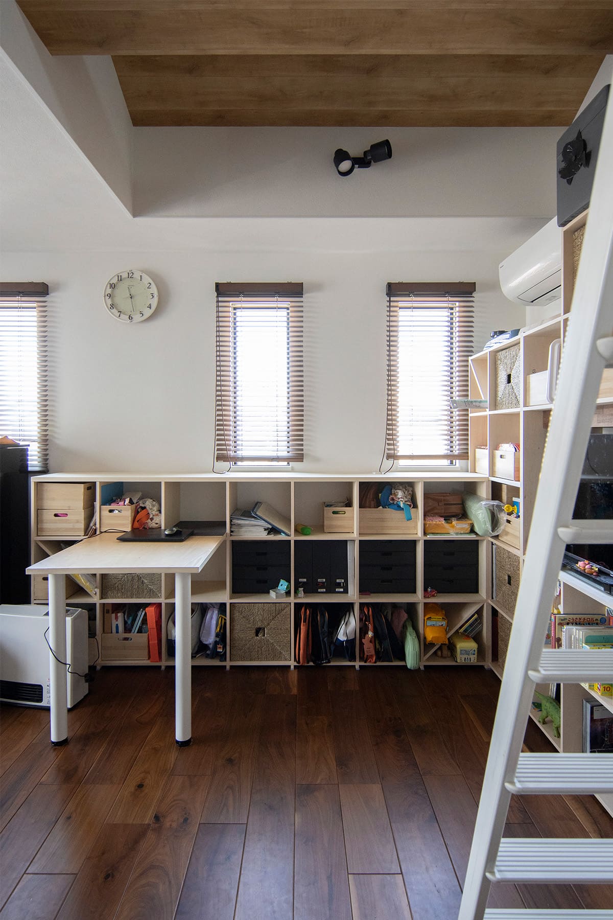 リビングからロフトへと連続する空間に - Shelf 壁一面の本棚 奥行350 / ロータイプ本棚 - マルゲリータお客様事例