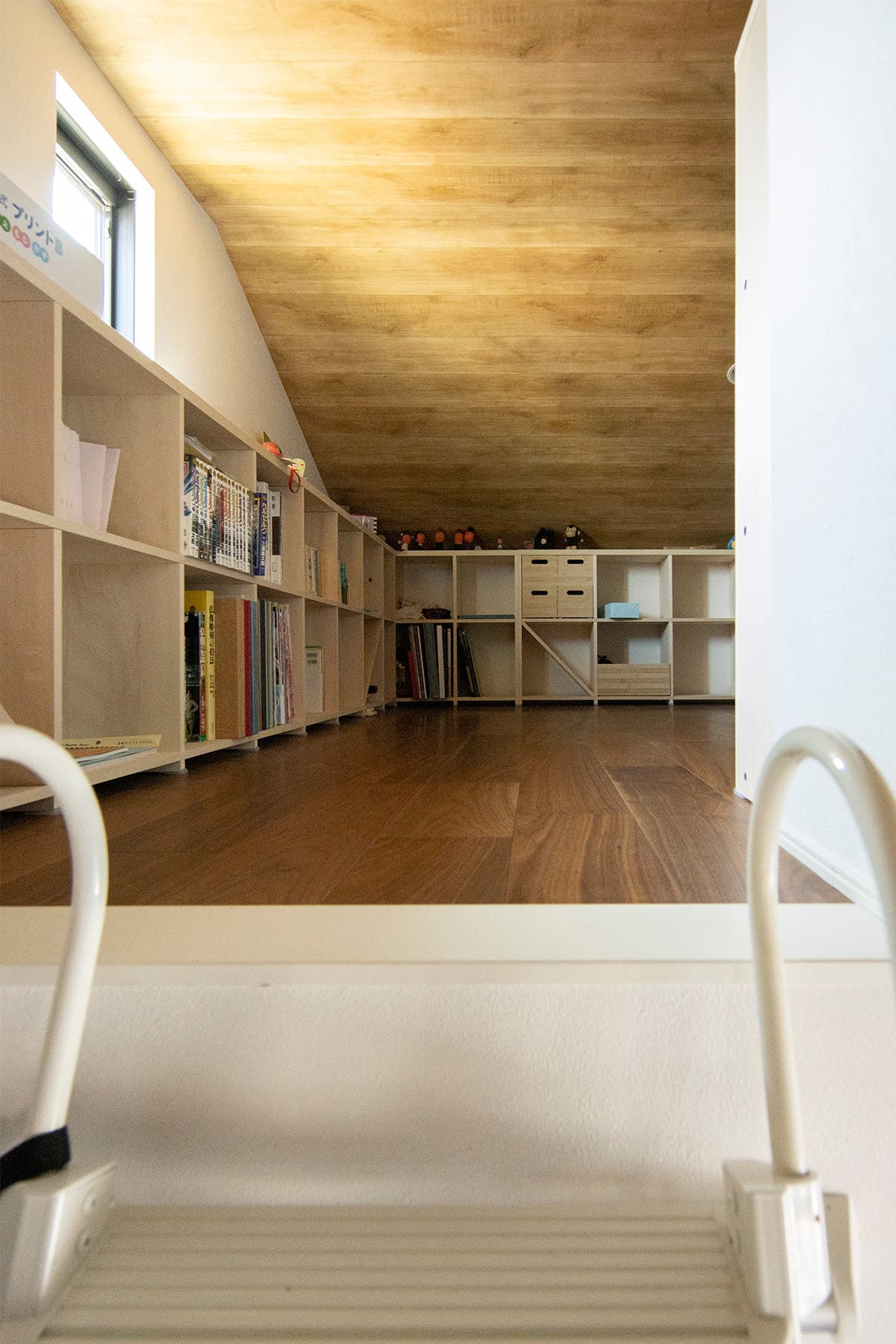 リビングからロフトへと連続する空間に - Shelf 壁一面の本棚 奥行350 / ロータイプ本棚 - マルゲリータお客様事例