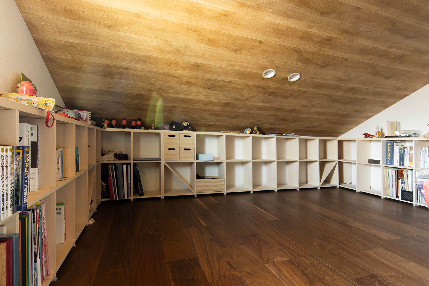 リビングからロフトへと連続する空間に - Shelf 壁一面の本棚 奥行350 / ロータイプ本棚 - マルゲリータお客様事例