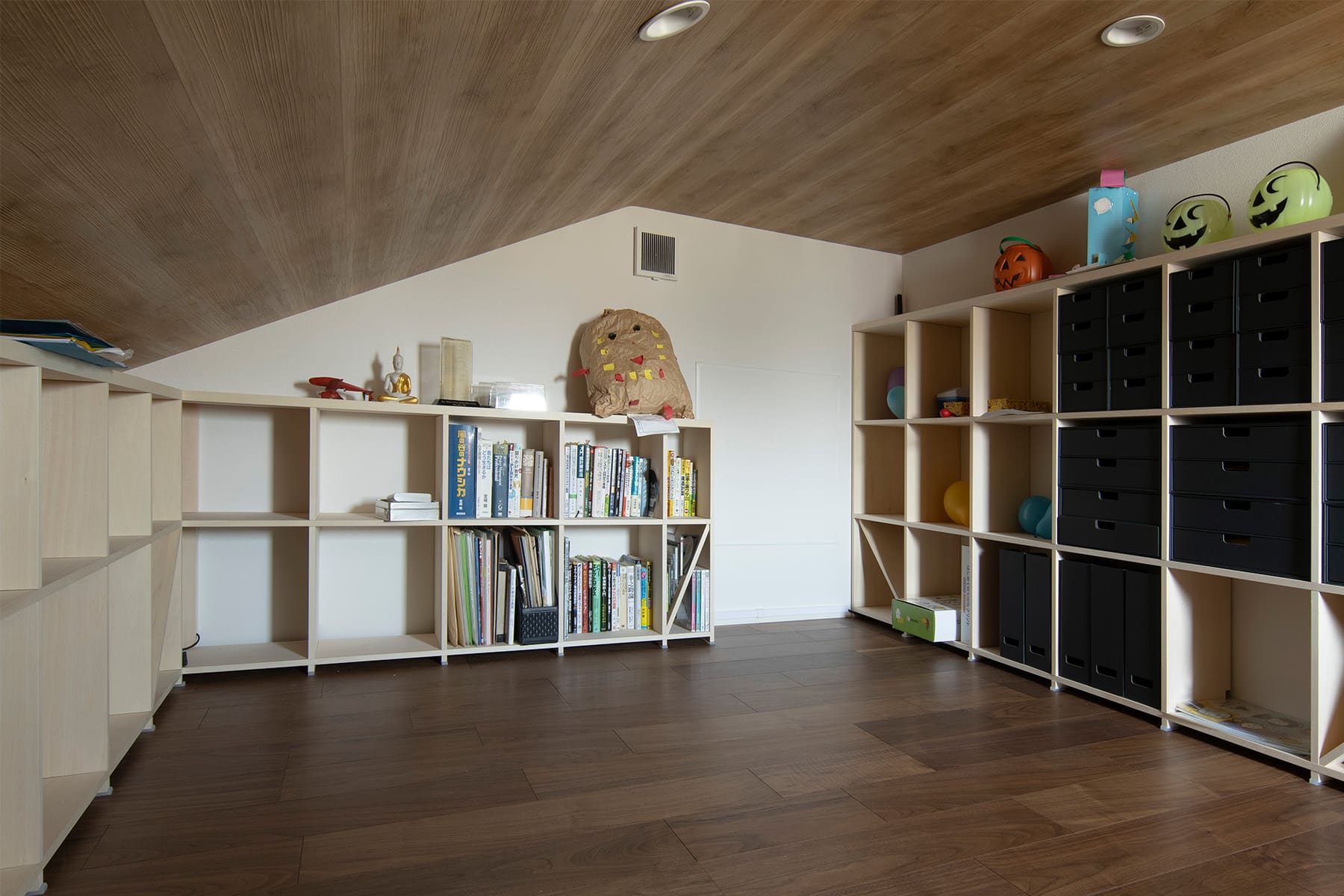リビングからロフトへと連続する空間に - Shelf 壁一面の本棚 奥行350 / ロータイプ本棚 - マルゲリータお客様事例