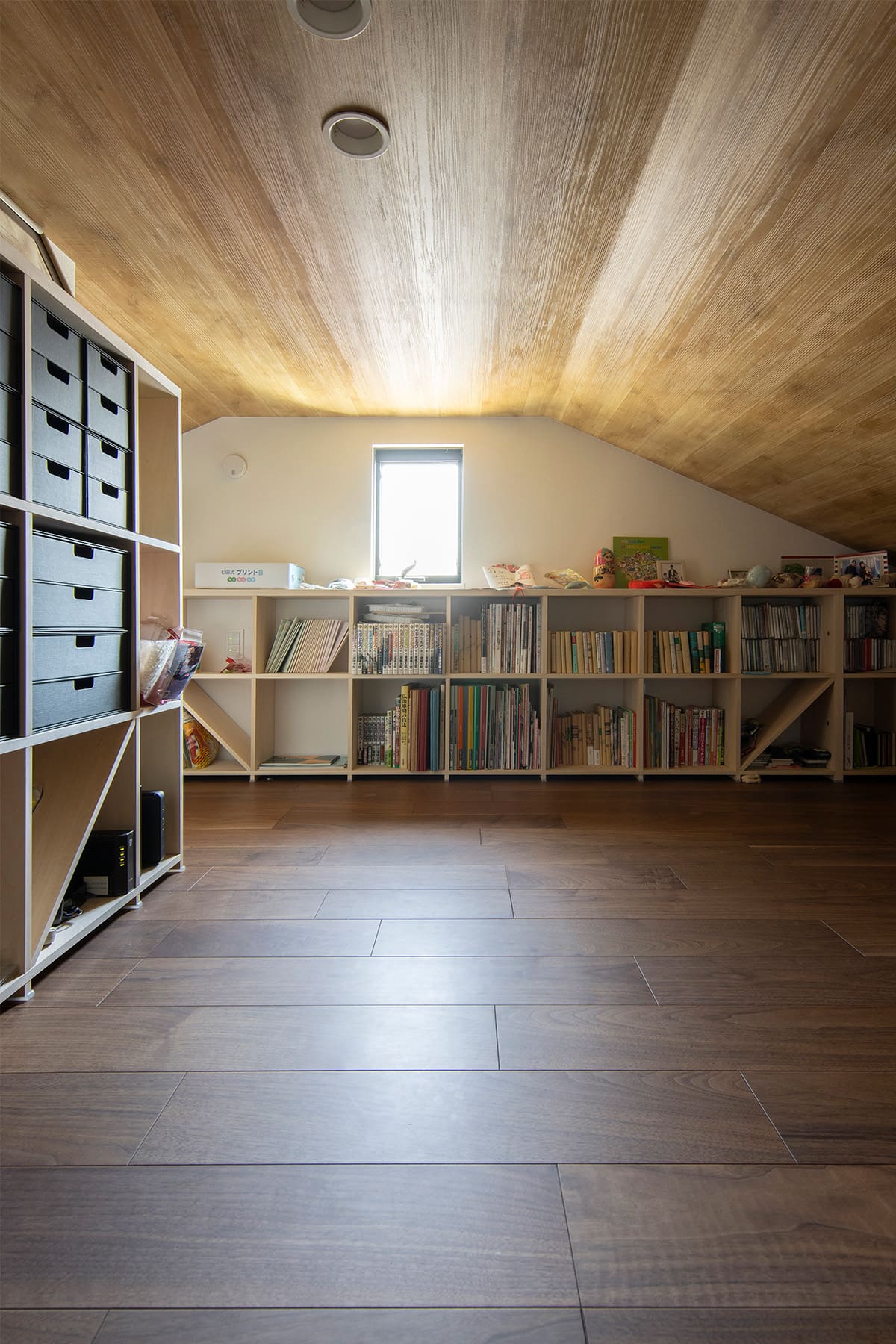 リビングからロフトへと連続する空間に - Shelf 壁一面の本棚 奥行350 / ロータイプ本棚 - マルゲリータお客様事例