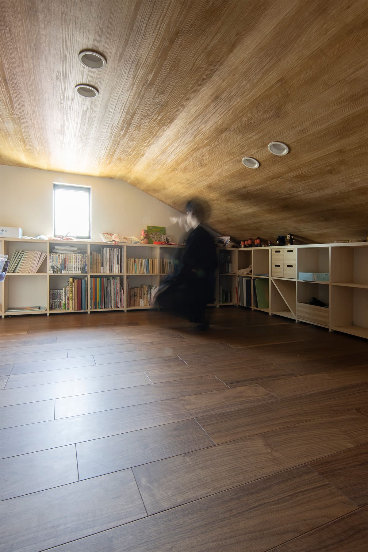 リビングからロフトへと連続する空間に - Shelf 壁一面の本棚 奥行350 / ロータイプ本棚 - マルゲリータお客様事例