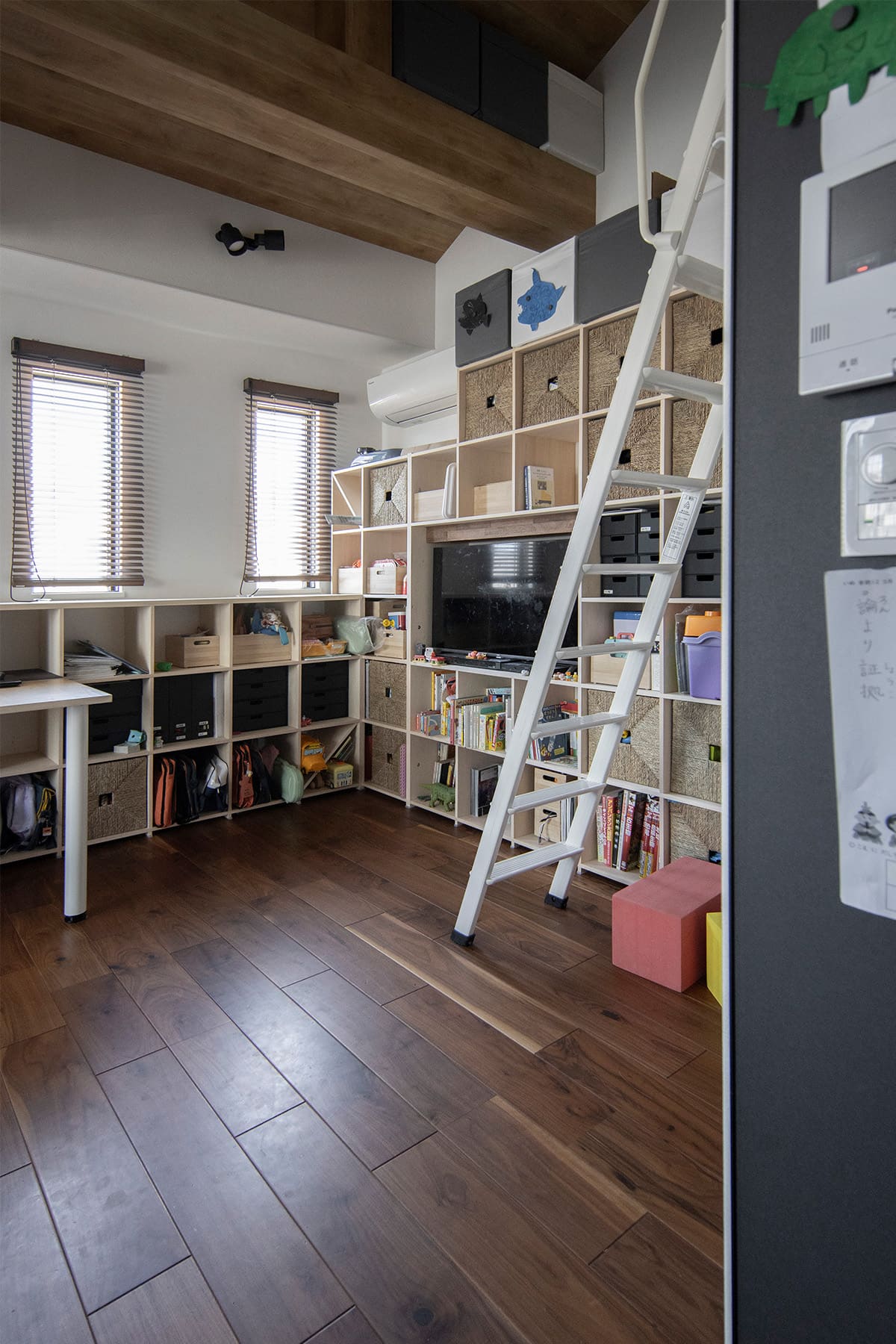 リビングからロフトへと連続する空間に - Shelf 壁一面の本棚 奥行350 / ロータイプ本棚 - マルゲリータお客様事例