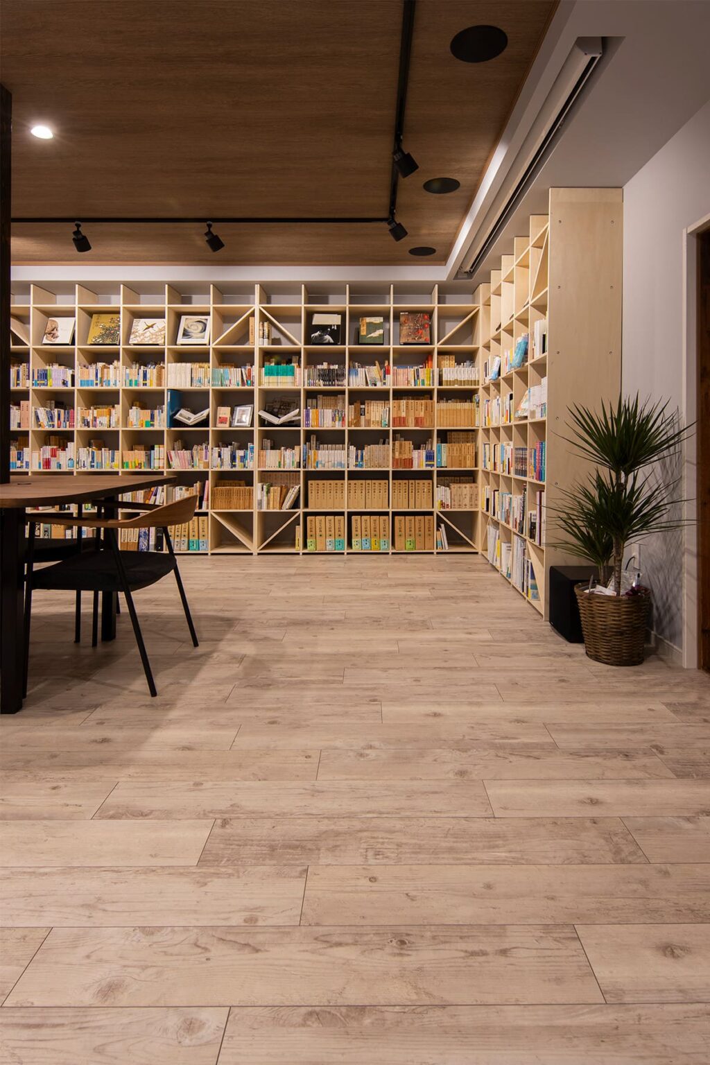 白井正雄記念館 ともす図書館 - Shelf 壁一面の本棚 奥行350 - マルゲリータお客様事例
