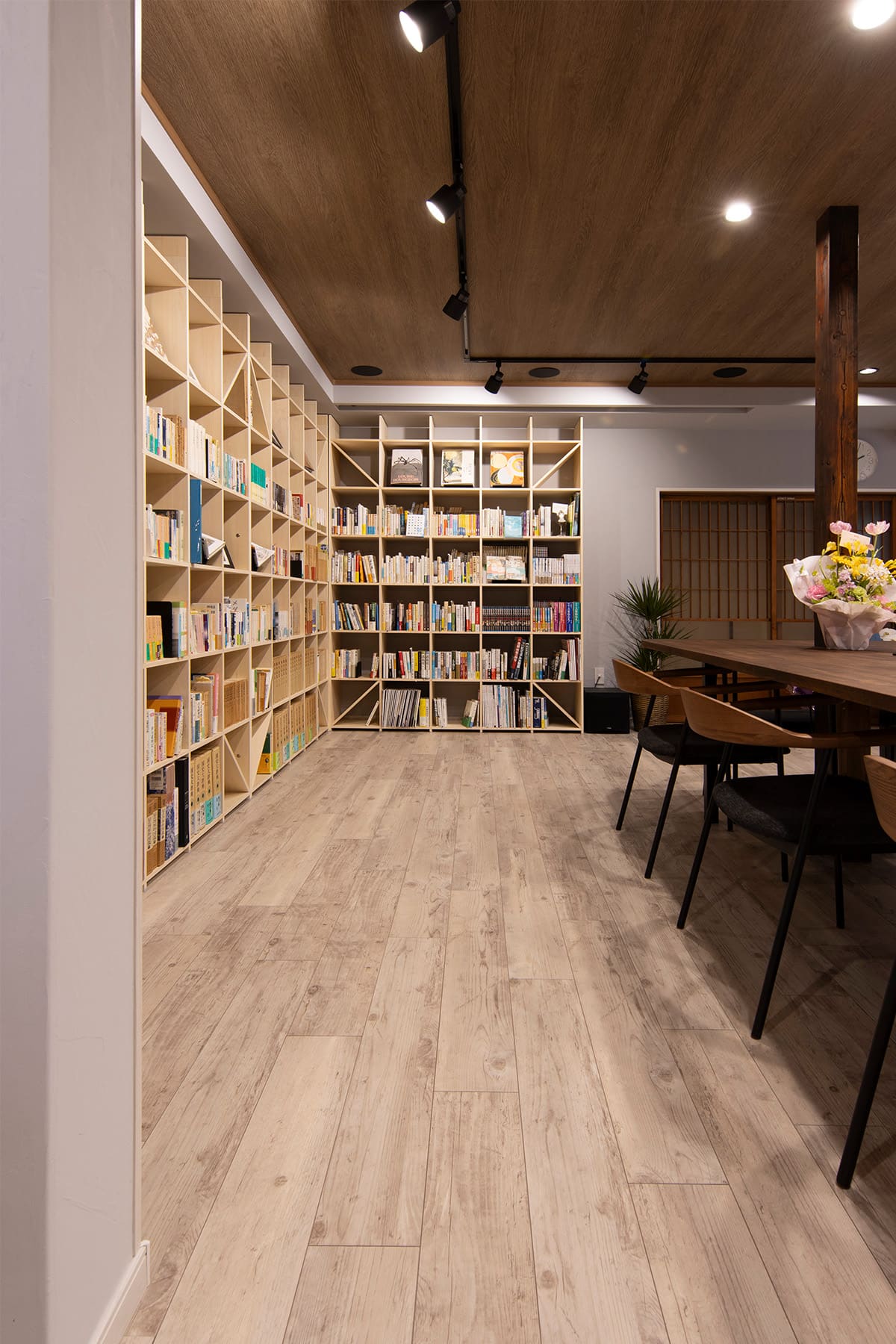 白井正雄記念館 ともす図書館 - Shelf 壁一面の本棚 奥行350 - マルゲリータお客様事例