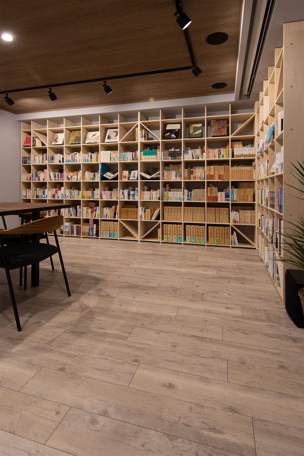 白井正雄記念館 ともす図書館 - Shelf 壁一面の本棚 奥行350 - マルゲリータお客様事例
