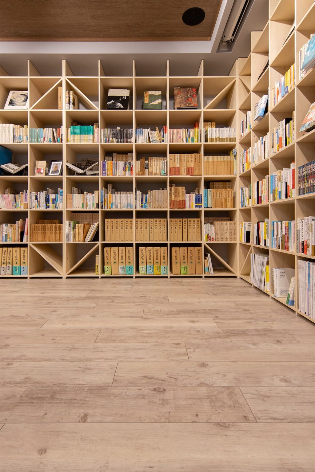 白井正雄記念館 ともす図書館 - Shelf 壁一面の本棚 奥行350 - マルゲリータお客様事例