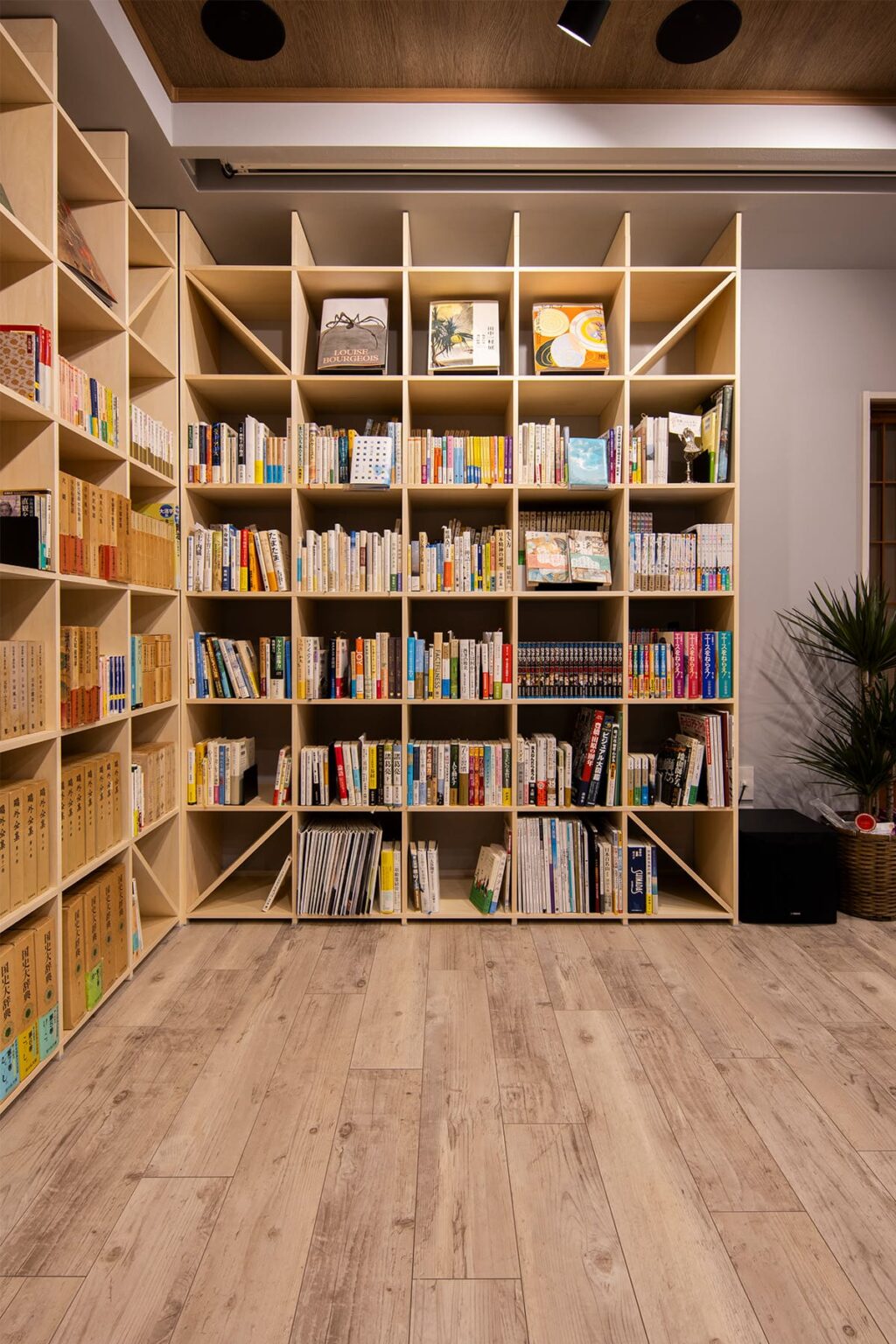 白井正雄記念館 ともす図書館 - Shelf 壁一面の本棚 奥行350 - マルゲリータお客様事例