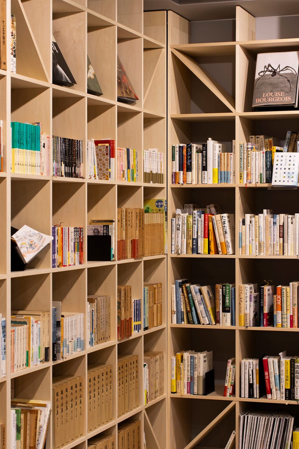 白井正雄記念館 ともす図書館 - Shelf 壁一面の本棚 奥行350 - マルゲリータお客様事例