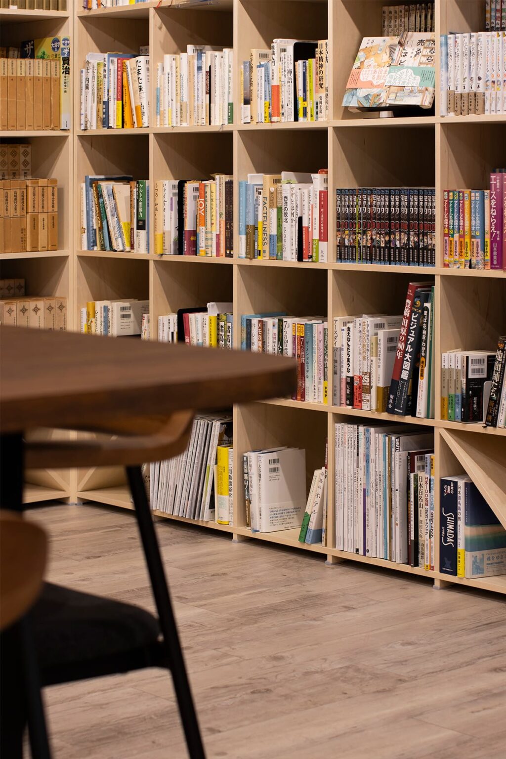 白井正雄記念館 ともす図書館 - Shelf 壁一面の本棚 奥行350 - マルゲリータお客様事例