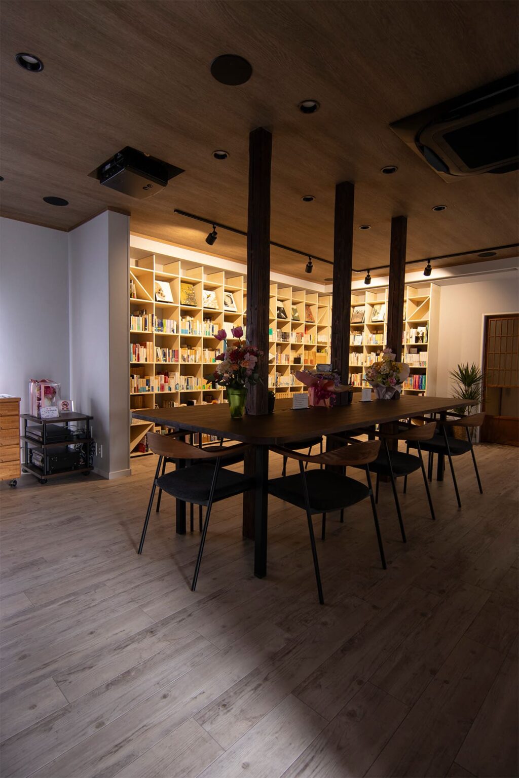 白井正雄記念館 ともす図書館 - Shelf 壁一面の本棚 奥行350 - マルゲリータお客様事例