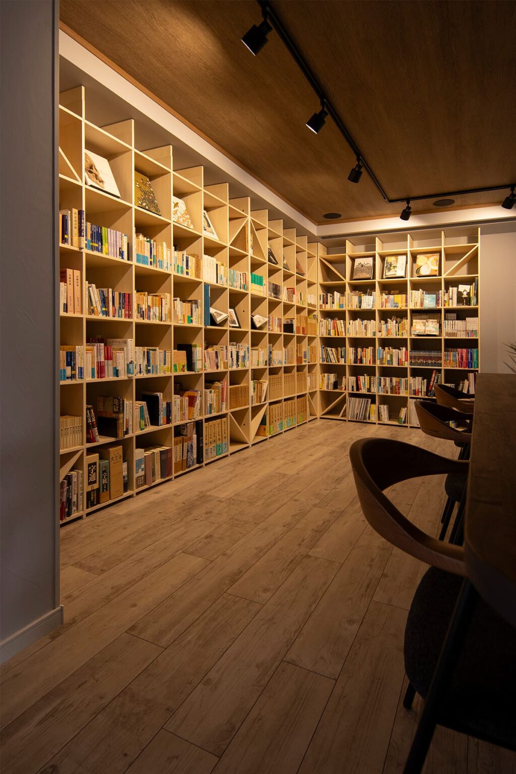 白井正雄記念館 ともす図書館 - Shelf 壁一面の本棚 奥行350 - マルゲリータお客様事例