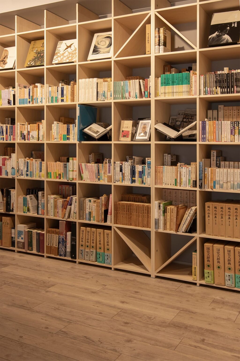 白井正雄記念館 ともす図書館 - Shelf 壁一面の本棚 奥行350 - マルゲリータお客様事例