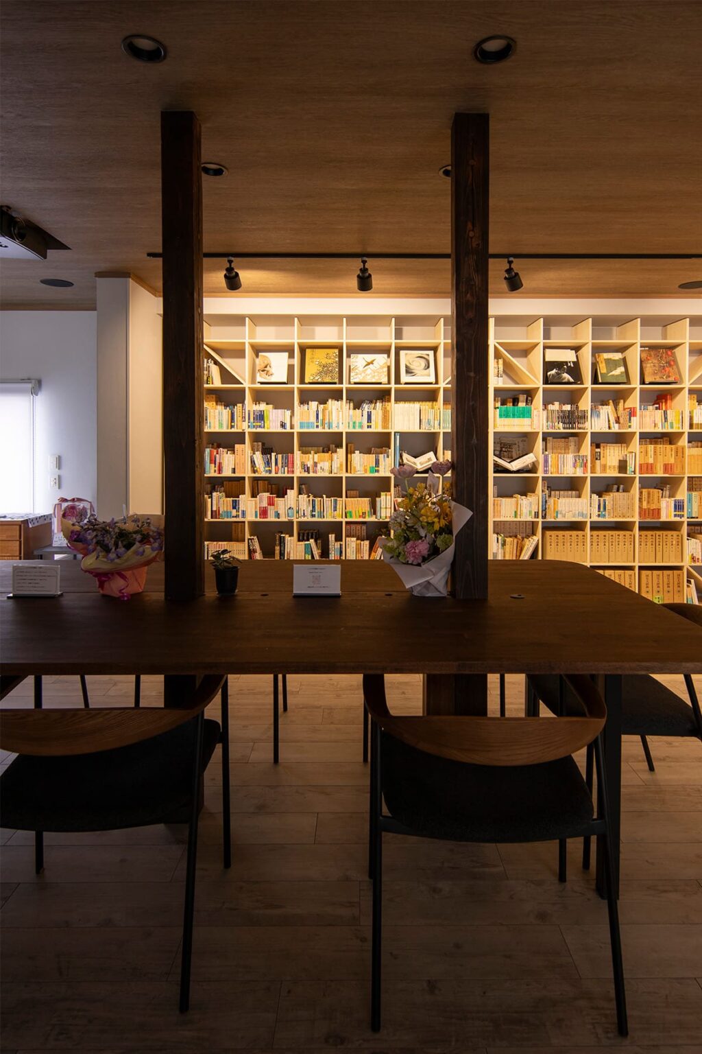 白井正雄記念館 ともす図書館 - Shelf 壁一面の本棚 奥行350 - マルゲリータお客様事例