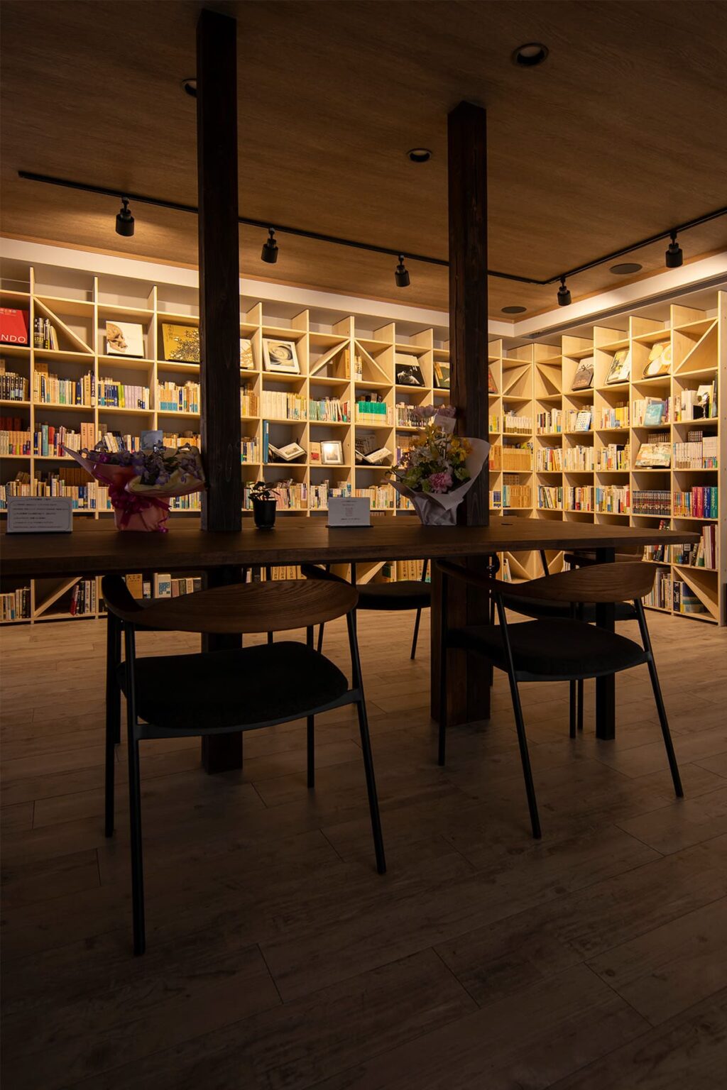 白井正雄記念館 ともす図書館 - Shelf 壁一面の本棚 奥行350 - マルゲリータお客様事例