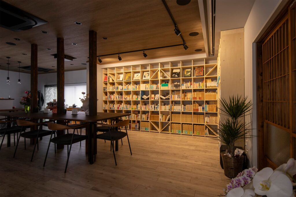 白井正雄記念館 ともす図書館 - Shelf 壁一面の本棚 奥行350 - マルゲリータお客様事例