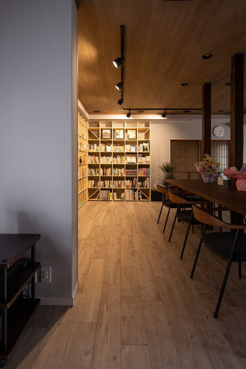 白井正雄記念館 ともす図書館 - Shelf 壁一面の本棚 奥行350 - マルゲリータお客様事例