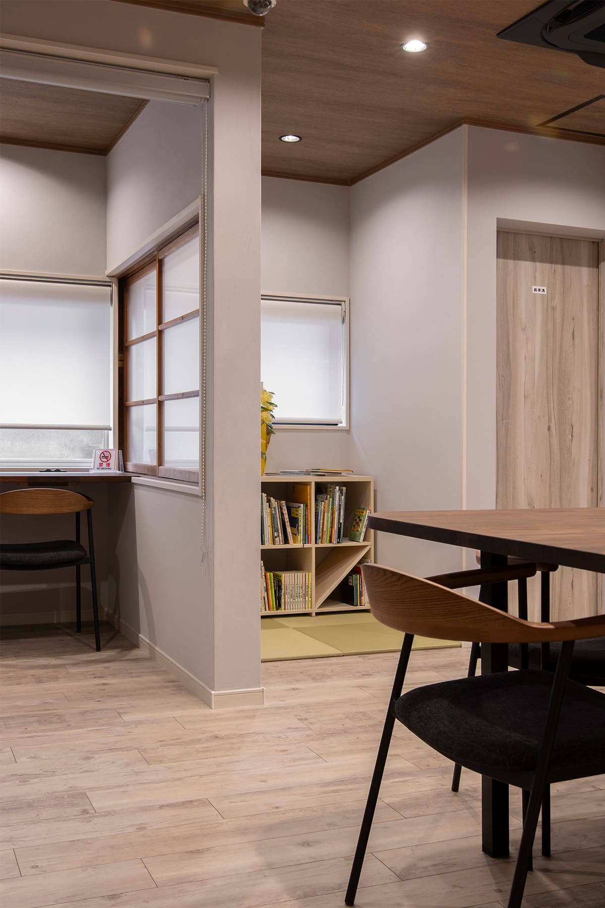 白井正雄記念館 ともす図書館 - Shelf 壁一面の本棚 奥行350 - マルゲリータお客様事例