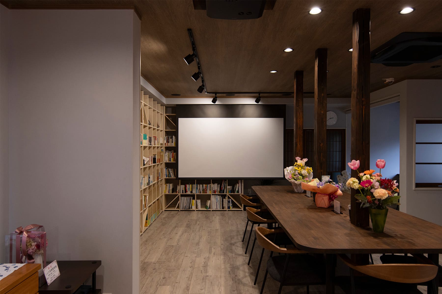 白井正雄記念館 ともす図書館 - Shelf 壁一面の本棚 奥行350 - マルゲリータお客様事例
