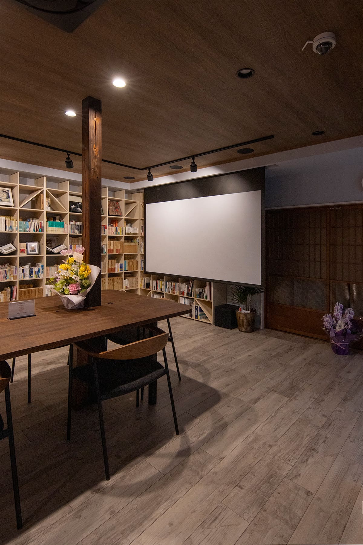白井正雄記念館 ともす図書館 - Shelf 壁一面の本棚 奥行350 - マルゲリータお客様事例